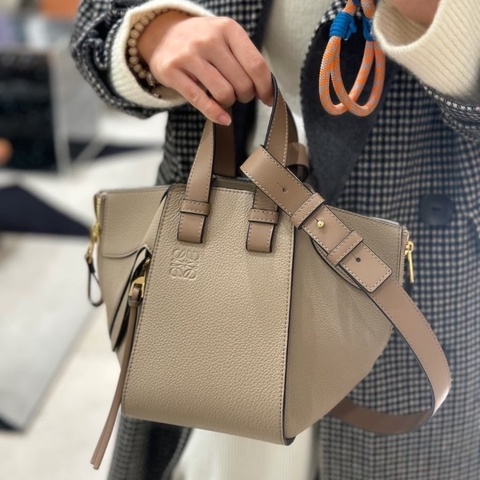 98新🤍#Loewe #吊床包 #沙色小號 #購證
