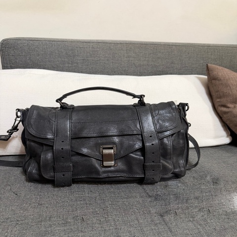 Proenza Schouler 經典的 PS1 Medium （中型）款式。 #PSI #PSImedium #ProenzaSchouler #學院包 #手提包 #肩背包 #側背包