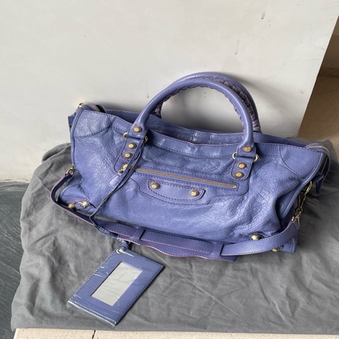 Balenciaga 巴黎世家紫色中號機車包。