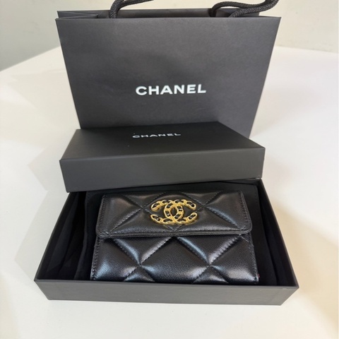 CHANEL｜ 經典款19 三折短夾