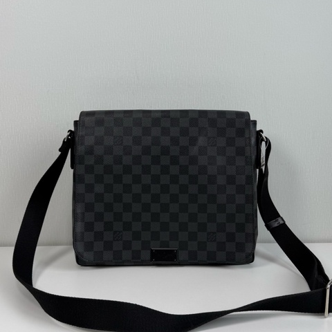Louis Vuitton 路易威登 District MM黑棋盘格邮差包 Damier Graphite老花 肩带可调节 底长31
