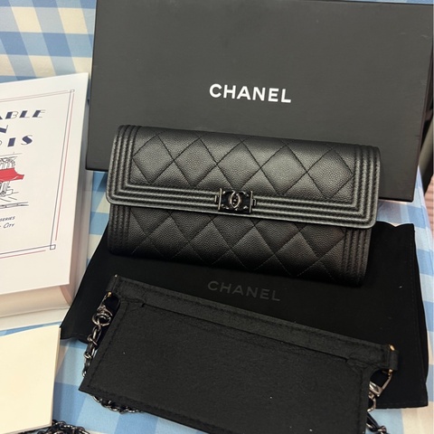 Chanel • 經典Le Boy 全黑荔枝牛皮翻蓋長夾So Black 全配🈶盒