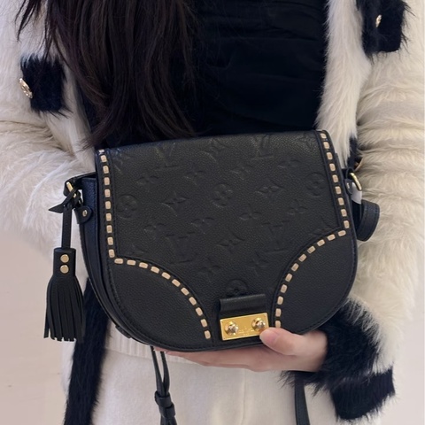 Louis Vuitton • 經典Junot黑色皮革壓紋流蘇馬鞍包