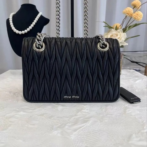 【威選精品】🖤 Miu Miu 黑色 Matelassé 羊皮皺摺鏈條肩背包