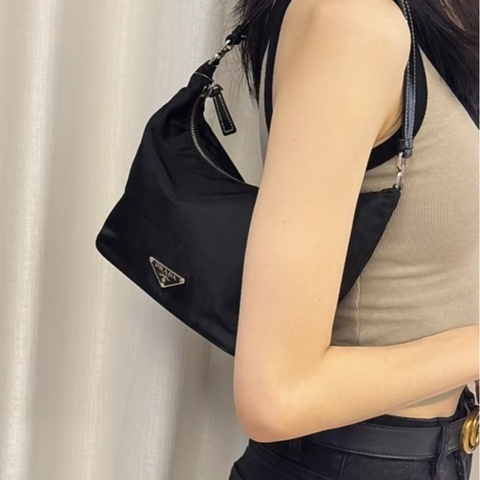 Prada hobo 降落傘腋下包
