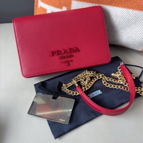 【近新閒置品】Prada 紅色十字紋牛皮woc鏈條包