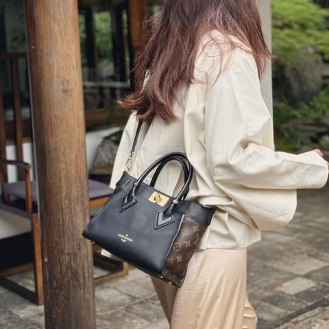 LV  路易威登 On My Side 手提斜挎包 小號 無肩帶 芯片款
