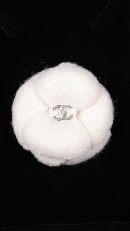 Chanel 白色毛呢山茶花胸针