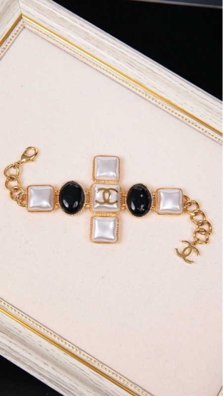 Chanel 20K马术系列秀款珍珠琉璃四叶草手链