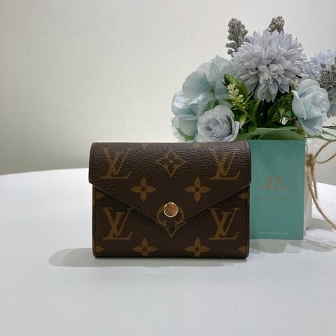 TW4907	Louis Vuitton 路易威登經典花紋三摺銀包 Victorine Wallet Monogram Canvas x Brown Vivienne Mrark