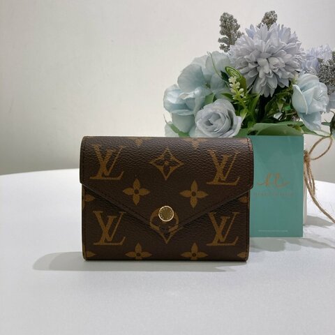 TW4908	Louis Vuitton 路易威登經典花紋三摺銀包  Victorine Wallet Monogram Canvas x Pink Vivienne Mrark