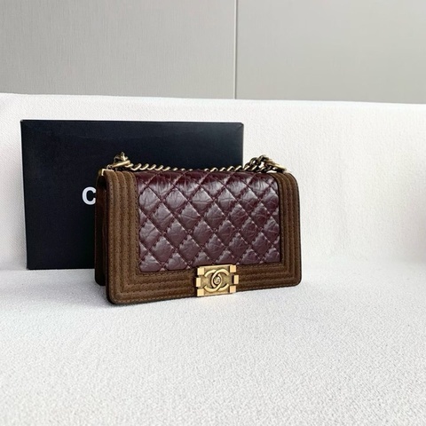 【威選精品】🤎 CHANEL 限定拼皮 Le Boy 中號 深紅色拼色 × 復古金扣 × 麂皮拼油蠟皮