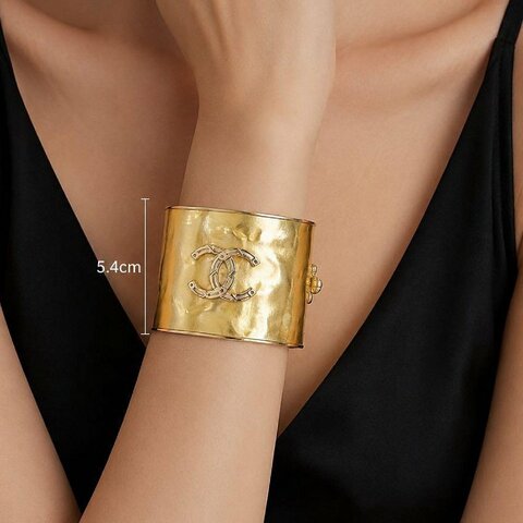 CHANEL 鎏金 浮雕 雙C 山茶花 珍珠 5.4CM 寬版 金屬 C型 手環 手鐲復古風 宮廷風