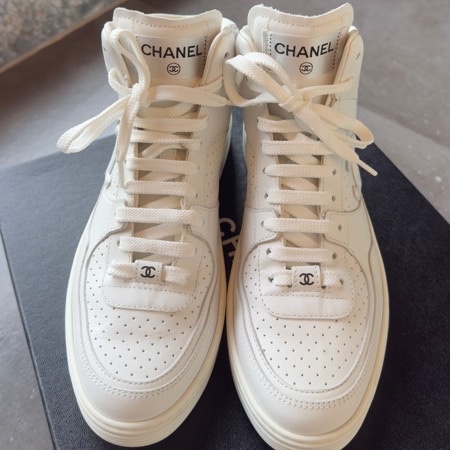 9.5成新Chanel 經典白色高筒運動休閒鞋38.5
