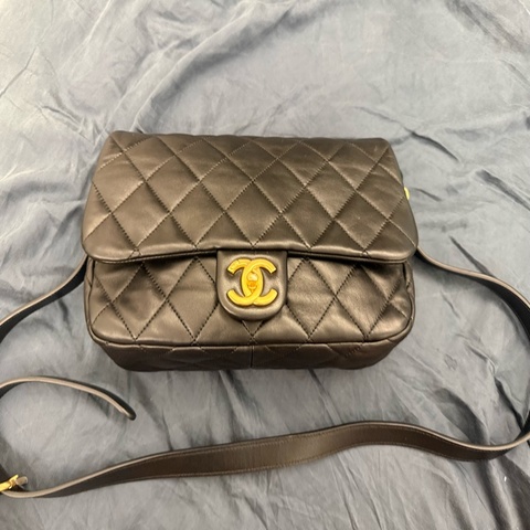 Chanel 羊皮郵差口蓋包