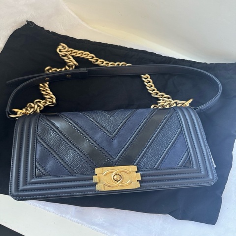 香奈兒Chanel 藏藍色V紋 拼皮Boy中號 限量款