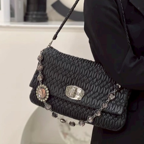 全新閒置🖤💎#miumiu #黑色hobo #水鑽鏈子 #皮革肩背帶 #塵袋