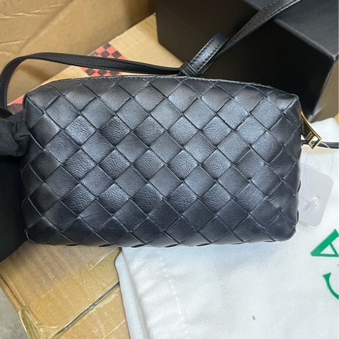 Bottega Veneta 葆蝶家bv黑色小號經典菱格編織斜挎包金色拉鍊 尺寸18×5×10cm。