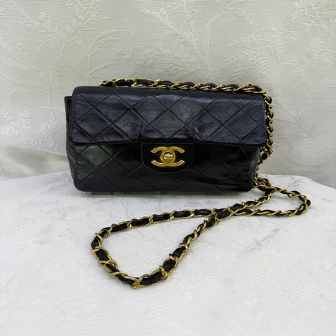 這款手袋是經典的黑色 CHANEL Vintage Mini Square