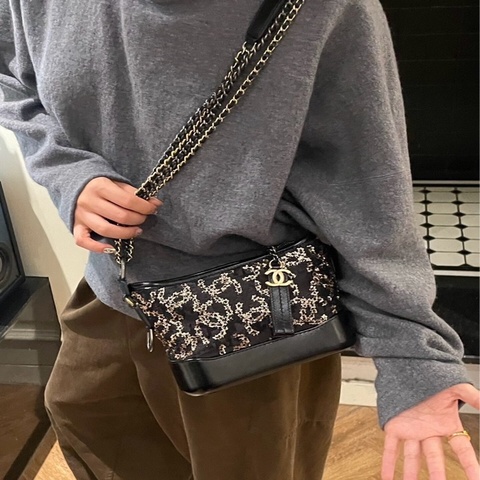 【威選精品】✨ CHANEL 黑金亮片流浪包｜限定亮片刺繡 × 金色雙C