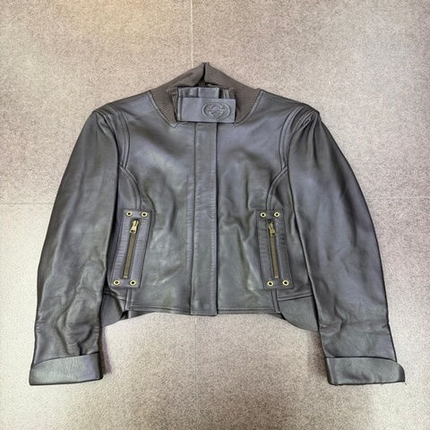 這是一件 Gucci 的黑色皮革夾克外套