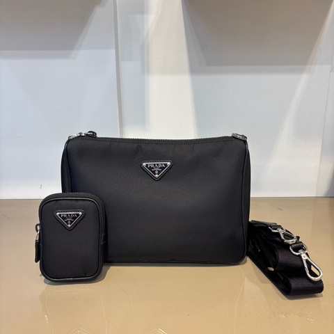Prada 黑尼龍二合一斜背包2VH113