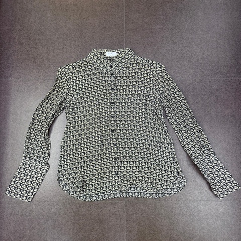 這是一件來自 Salvatore Ferragamo 的 Gancini 系列絲綢襯衫