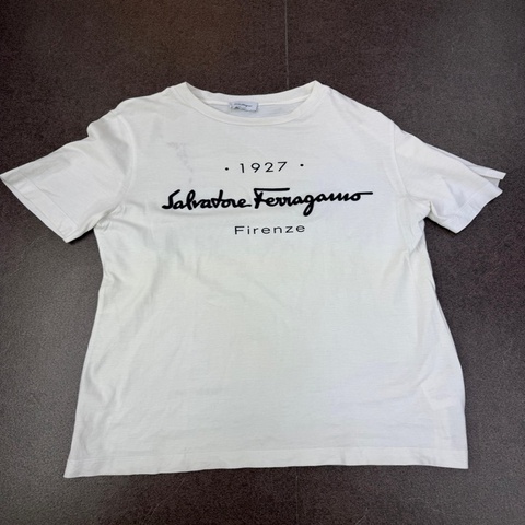這是一件白色的 Salvatore Ferragamo