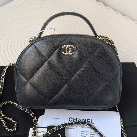 Chanel香奈兒25C黑金荔枝皮保齡球包 底長：18cm 附件 塵袋。