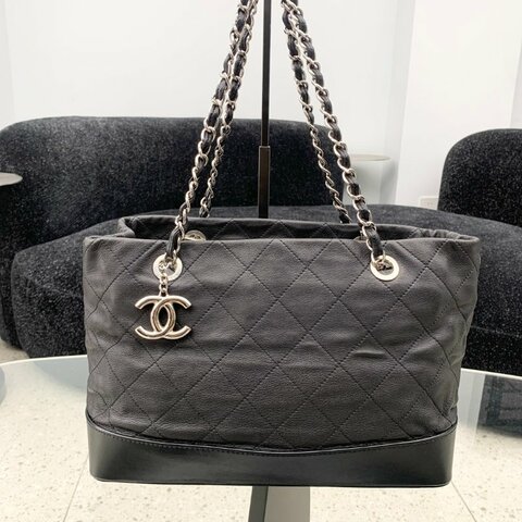 香奈兒/Chanel 黑色銀扣牛皮拼皮LOGO掛墜 流浪托特包