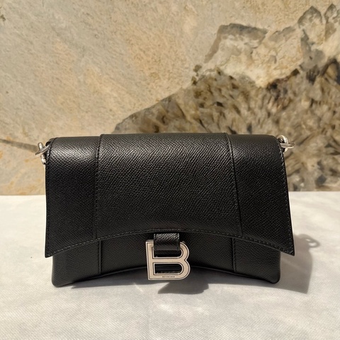 Balenciga 黑牛皮銀釦Downtown斜背包