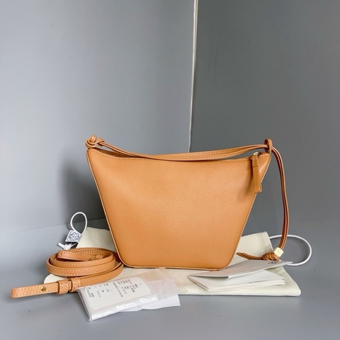 羅意威 Loewe Hobo 迷你手袋 經典牛皮革 暖沙黃色 尺寸:28×9.5×17cm
