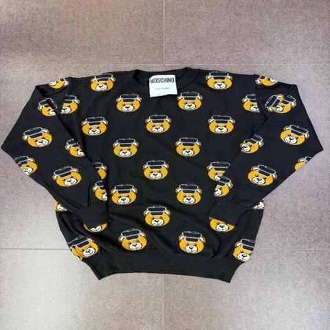 這件黑色圓領上衣是來自 Moschino 的