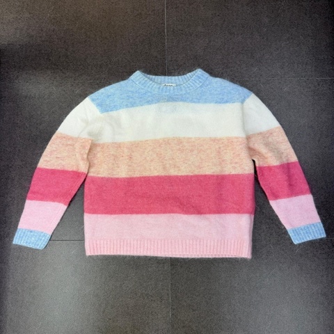 這是一件 Acne Studios 的彩虹條紋馬海毛毛衣，採用粉嫩拼色與圓領設計。
