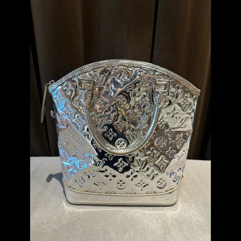 LV罕見鏡面Lockit銀色包，已經絕版，品相極佳