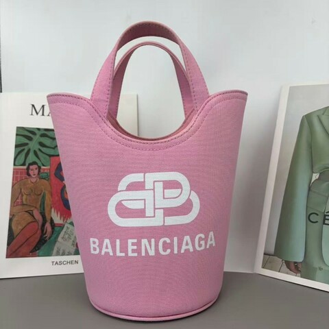 BALENCIAGA 巴黎世家 櫻花粉帆布圓形水桶包，兼具手提、斜揹、托特多種背法，櫻花粉小號