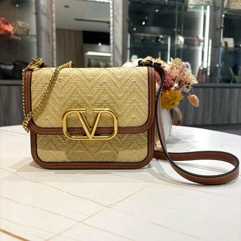 Valentino 拉菲草 V logo斜揹包