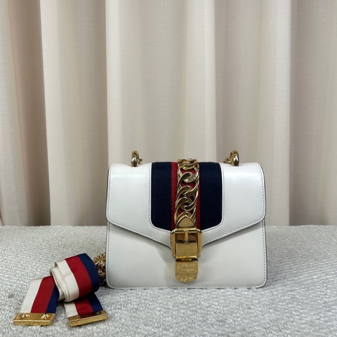Gucci古馳Sylvie塞爾維亞鏈條包 白色配紅藍織帶 經典金扣