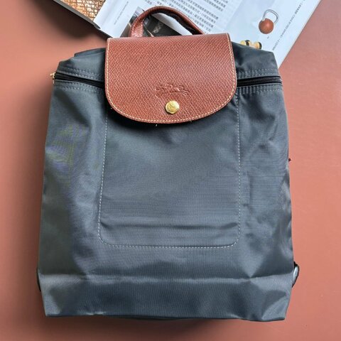 ::Longchamp:: Le Pliage 鐵灰色尼龍拼接棕色牛皮後背包