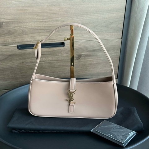 未使用 YSL聖羅蘭 LE5A7系列 奶茶色金標logo腋下包 尺寸：24x15x6