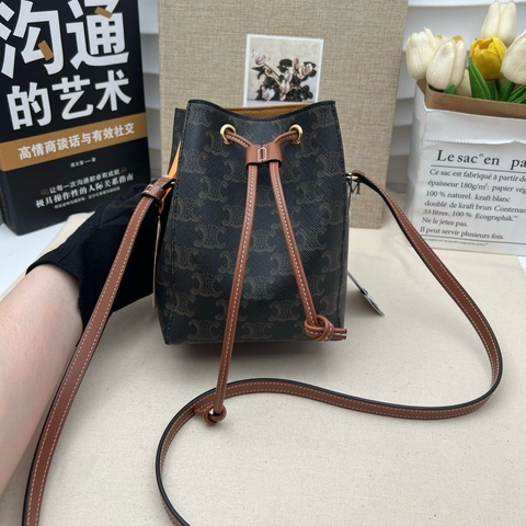 Celine賽琳 Triomphe 徽標印花抽繩水桶包斜挎包單肩包 棕色