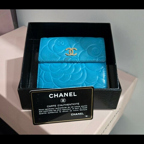 Chanel 香奈兒 經典山茶花金釦羊皮雙折短夾（湖水藍）16開 有盒有保卡
