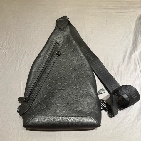 Louis Vuitton M21890 超級實用斜背包/胸包