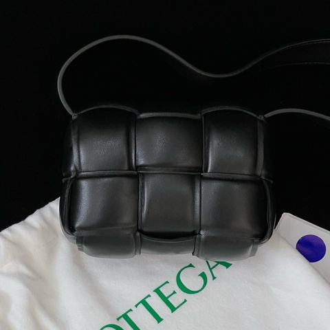 99新Bottega Veneta葆蝶家 Candy padded Cassette黑色迷你三格枕頭包