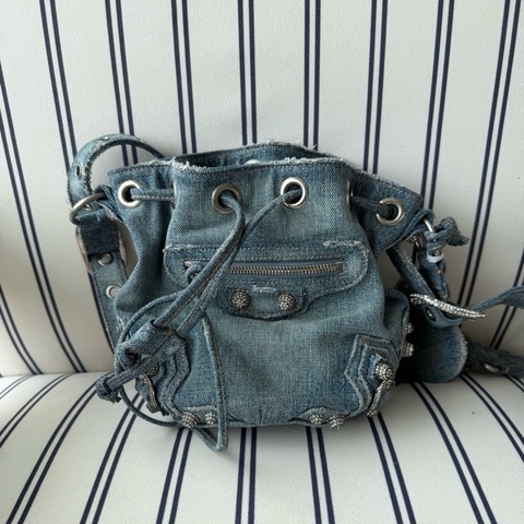 Balenciaga 巴黎世家 新款丹寧牛仔水桶菠蘿鑽扣機車包斜背包