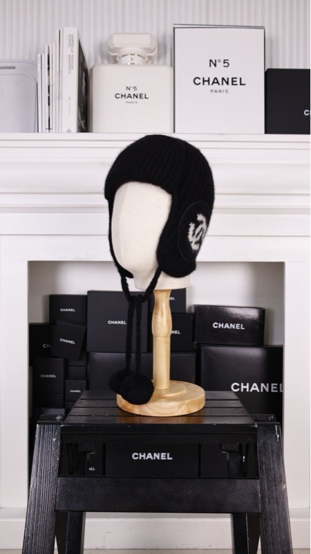 Chanel 25B黑白cc针织毛球雷锋帽