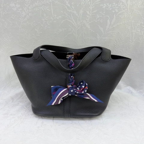 這是一款 Hermès Picotin Lock 手袋，採用黑色 Taurillon Clemence 皮革搭配銀色鎖