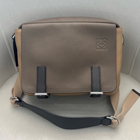 LOEWE 罗意威相机包邮差包 卡其色