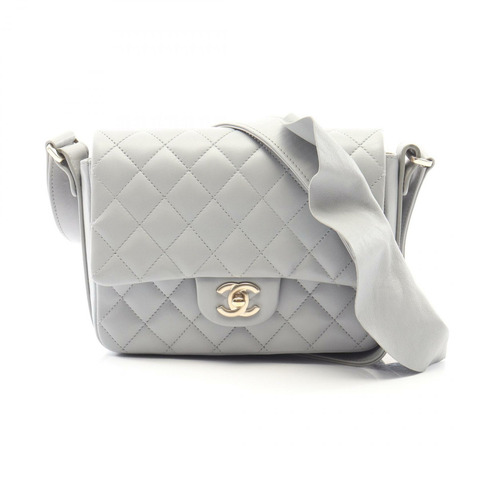 香奈兒 (CHANEL) 絎縫荷葉邊肩斜背包，羊皮材質，灰色，金色五金，二手 CC