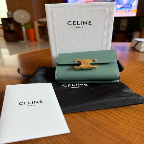 CELINE Triomphe 凱旋門三折短夾 Smooth Calfskin｜霧綠色（Sage）